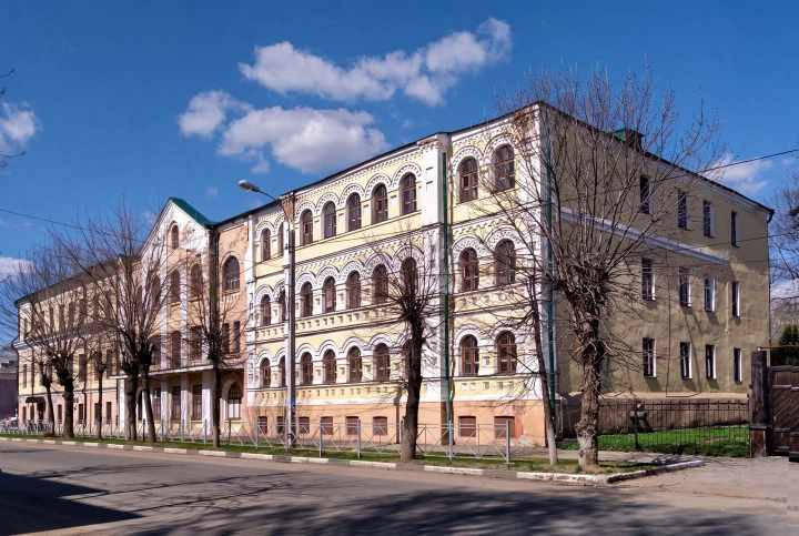 Здание 3-х этажное, общ.пл. 2845,9 кв.м, земельный участок, общ.пл. 2074 кв.м: Ярославская область, г. Ростов, ул. Покровская (бывш. Ленинская), д. 40